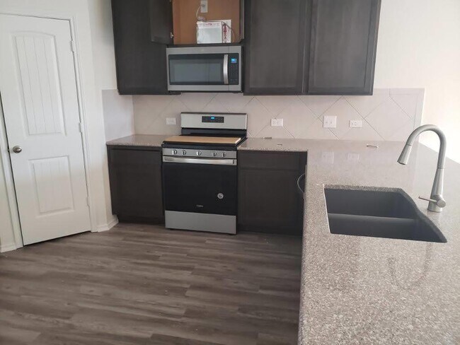 Foto del edificio - 1824 Stinnett Dr