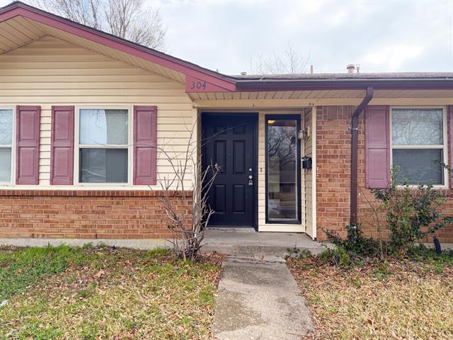 Building Photo - 304 Clary Dr