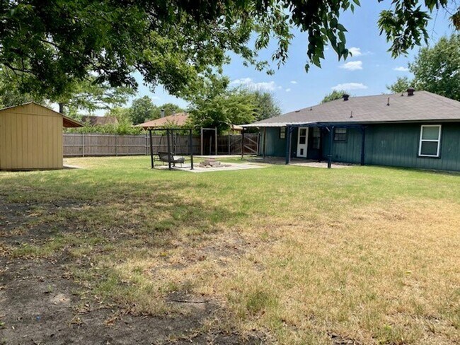 Building Photo - Charming Home located in a great neighborhood!