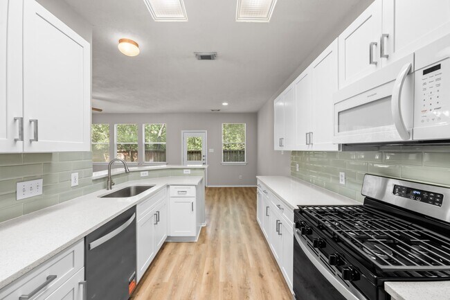 Building Photo - 211 N Burberry Park Cir