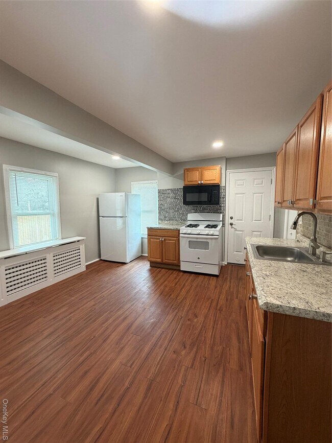 Foto del edificio - 49 Railroad Ave