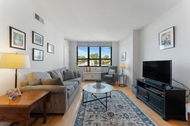 Foto del edificio - Stunning 1 BR/1 BA Condo in Forest Hills!