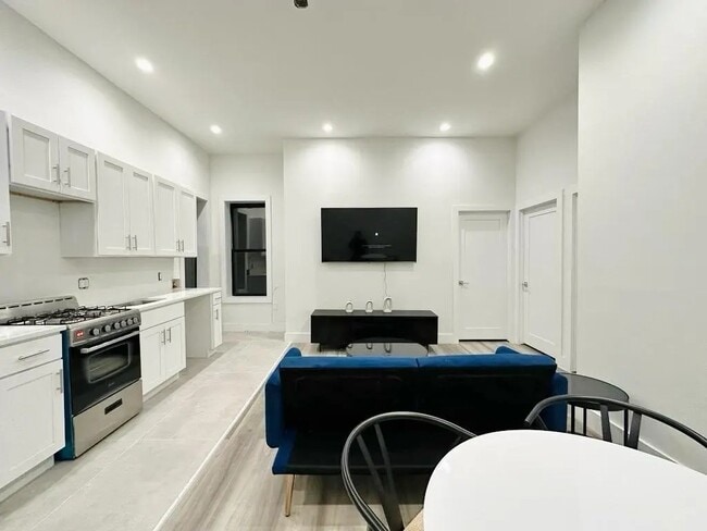 Foto del edificio - Furnished room/NOT APARTMENT