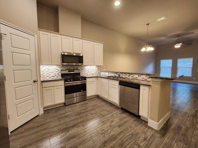 Foto del edificio - 3/2/2 Duplex / Less than 1 Mile to Gruene / Fridge Included/ Gas Cooking / Covered Patio / CISD