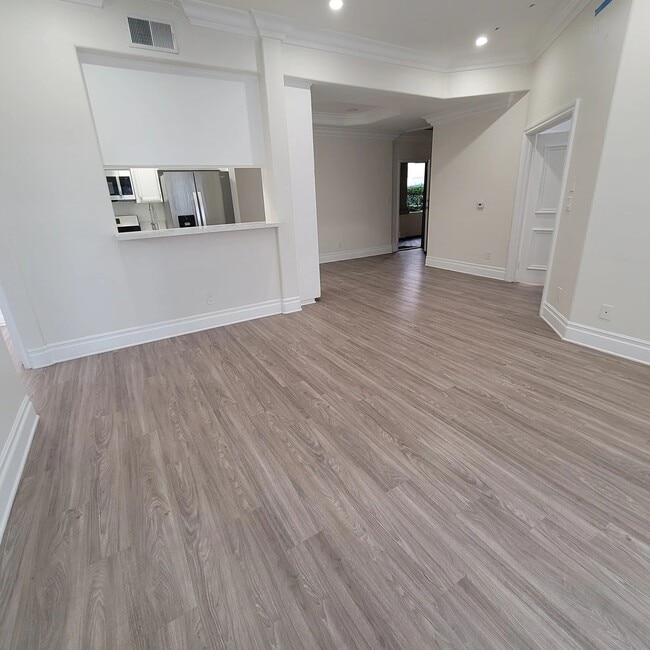 Foto del edificio - 2669 S Barrington Ave