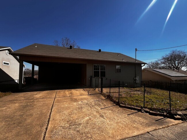 Building Photo - 3/2 in Sherwood