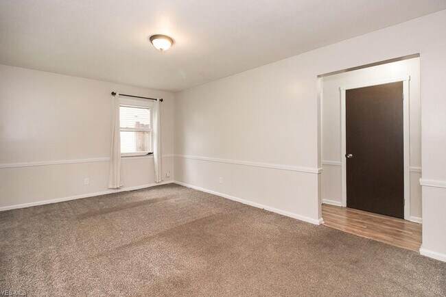 Building Photo - 25515 Chatworth Dr