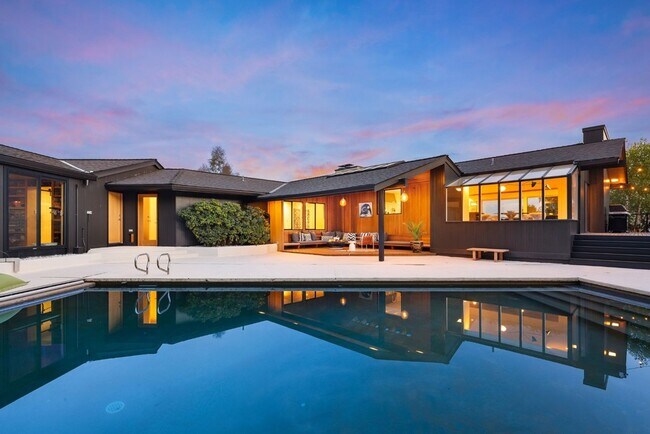 Building Photo - 3Bd/3.5Ba Clyde Hill Home