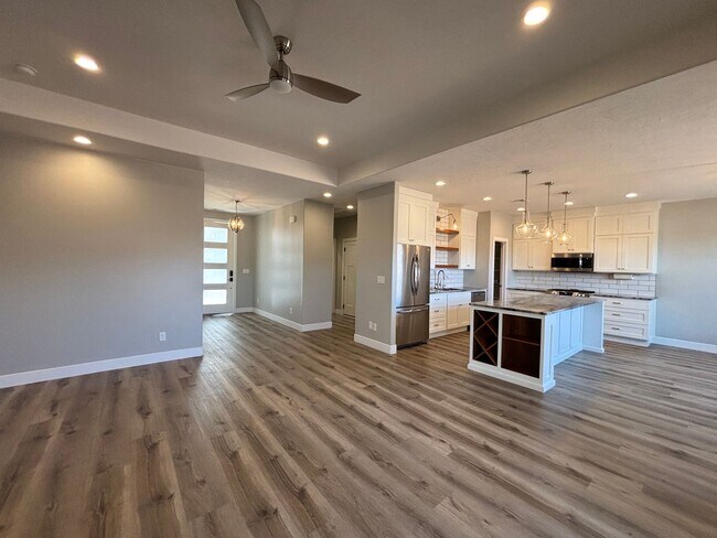 Foto del edificio - ADORABLE HOUSE FOR RENT IN HURRICANE