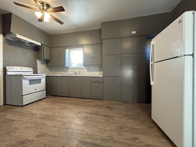 Building Photo - Duplex Located In Lubbock & Minutes From Schools, Parks & Texas Tech Campus
