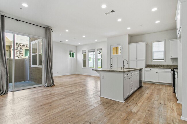 Foto del edificio - Stunning 4-Bedroom Home in Gated Tribella Community!