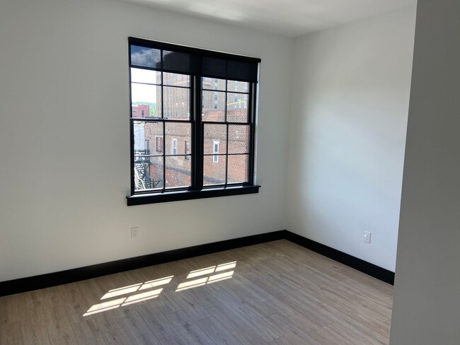 Building Photo - Beautiful one bedroom with den at Watermar...
