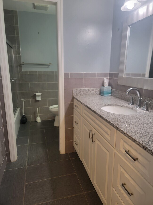 Building Photo - 227 Pointe Cir N