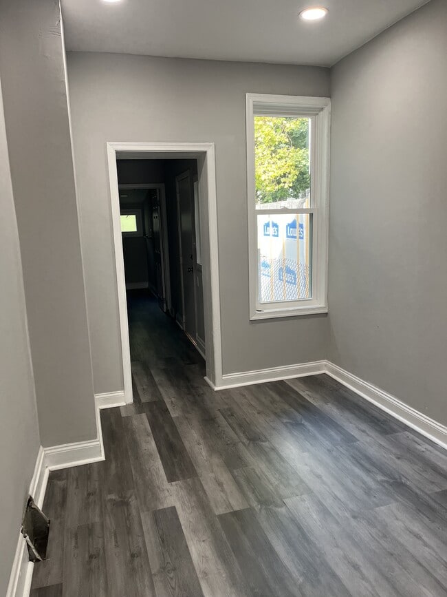 Building Photo - 324 E 11th St