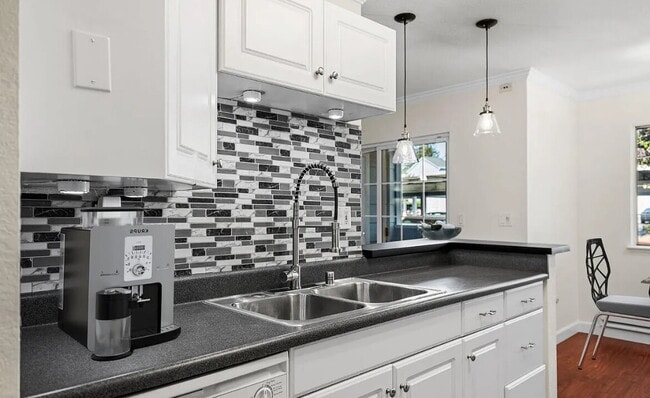 Building Photo - Welcome to this serene, generous unit in t...