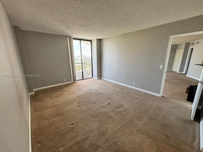 Foto del edificio - 3300 NE 191st St