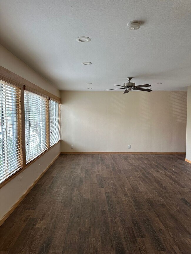 Foto del edificio - One Bedroom Steps From The Beach