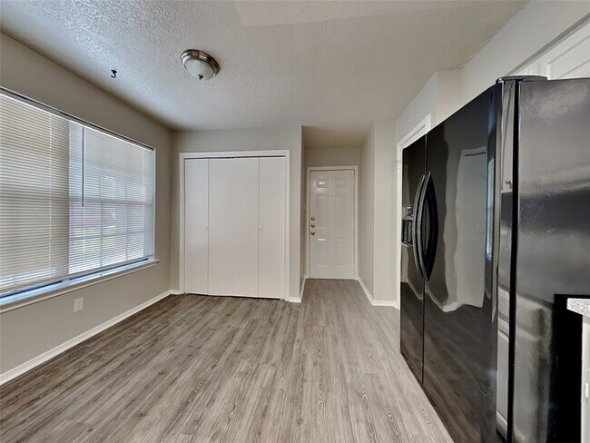 Foto del edificio - 2622 Forestbrook Dr