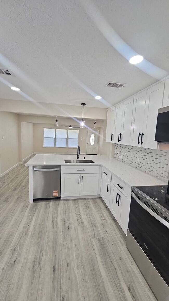 Building Photo - 2228 Eriksson St