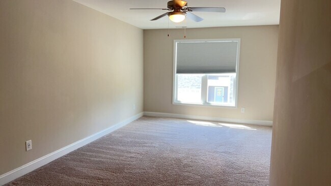 Building Photo - Beautiful 2 bedroom, 2.5 bath Townhouse