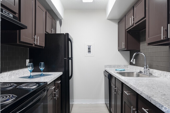 1BR, 1BA - 731SF - The Paramount