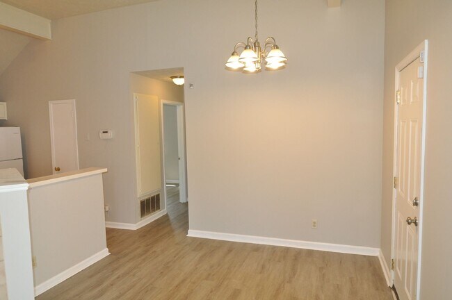 Foto del edificio - AVAILABLE NOW!!!