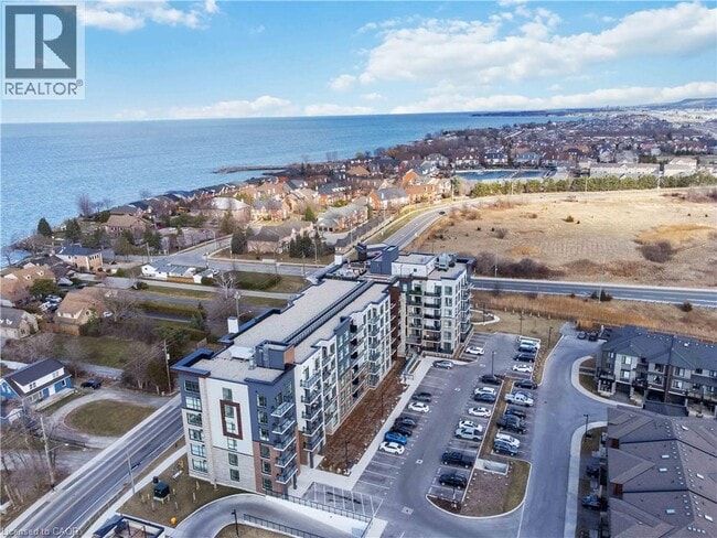 Photo du bâtiment - 600 N Service Rd