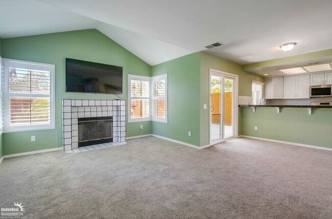 Building Photo - Stunning 4Bdm 2.5Ba Home Located in the Hi...
