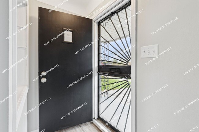 Building Photo - Completely Renovated 3-bedroo, 1.5-bathroo...