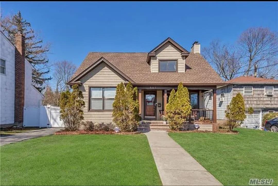 Foto principal - 561 Demott Ave