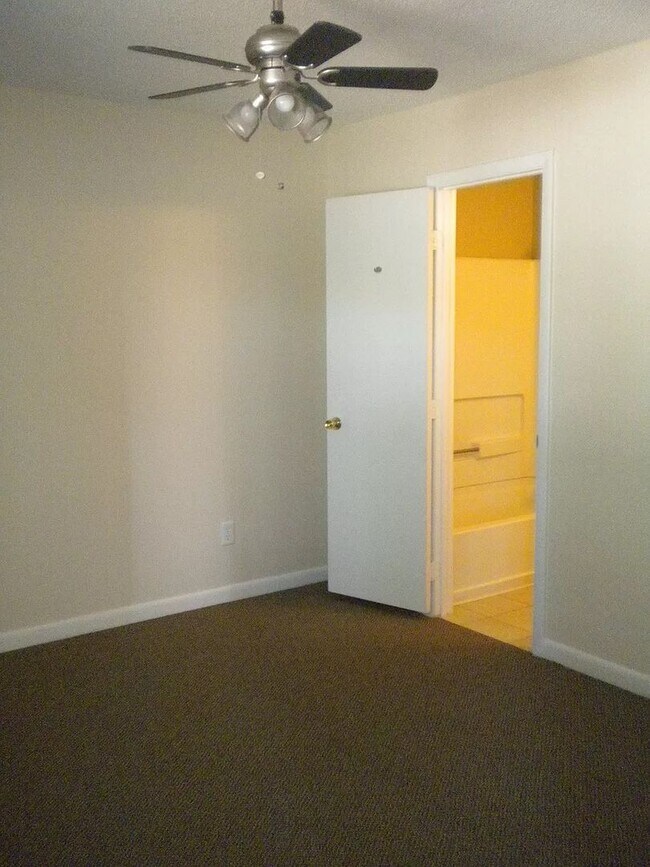 Foto del edificio - Cute 4bedroom Condo Within Walking Distanc...