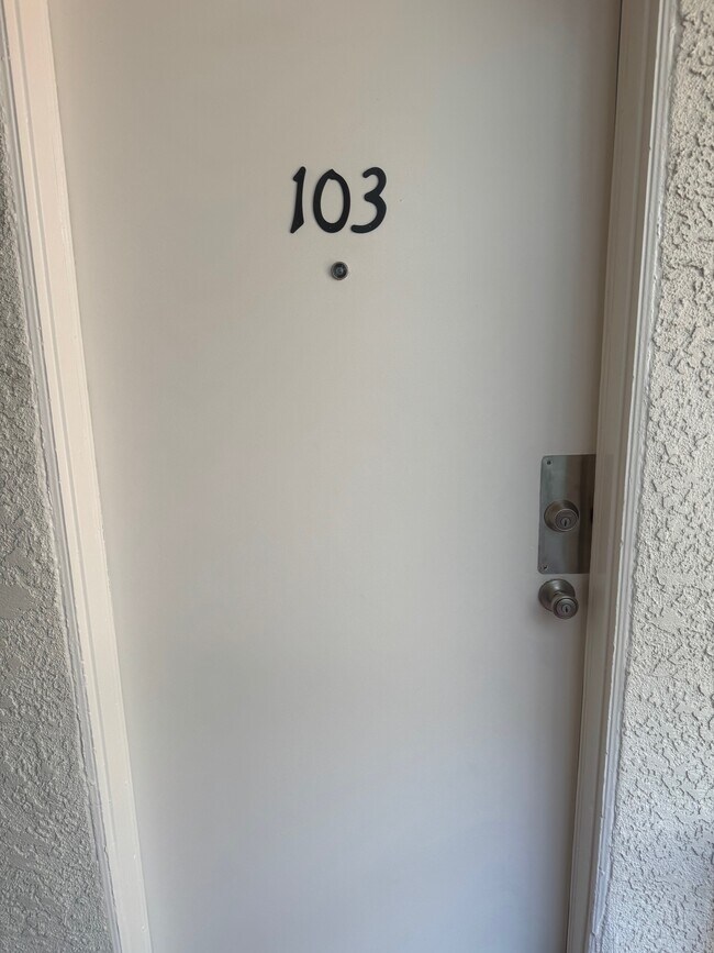Puerta principal - Natick Pines Apartments