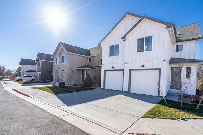 Building Photo - 1518 Tyram Grv