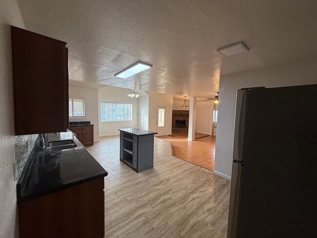 Foto del edificio - 4 Bedroom Home in Historic Central Phoenix | All Utilities Included