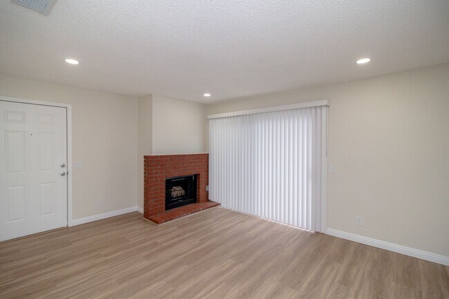 Foto del edificio - Cozy upstairs 2 Bed/2 Bath with Fireplace ...
