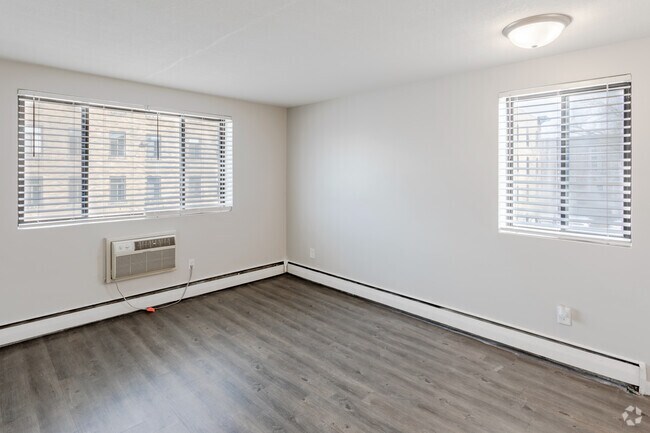 1HAB, 1BA - 550 ft² - 214 Place Apartments