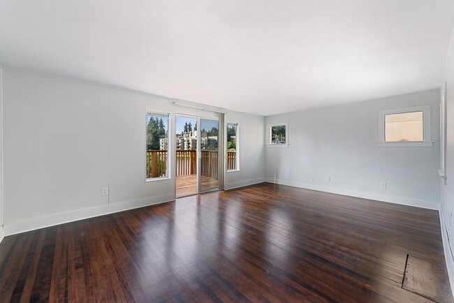Foto del edificio - Waterfront Bitter Lake Duplex - 3 bedrooms