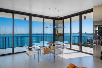 Building Photo - 1000 Venetian Way