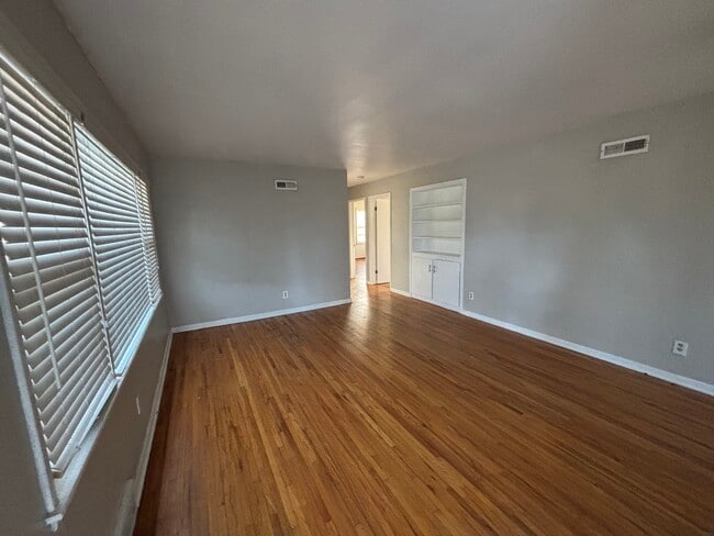 Building Photo - 725 W 22nd Ave