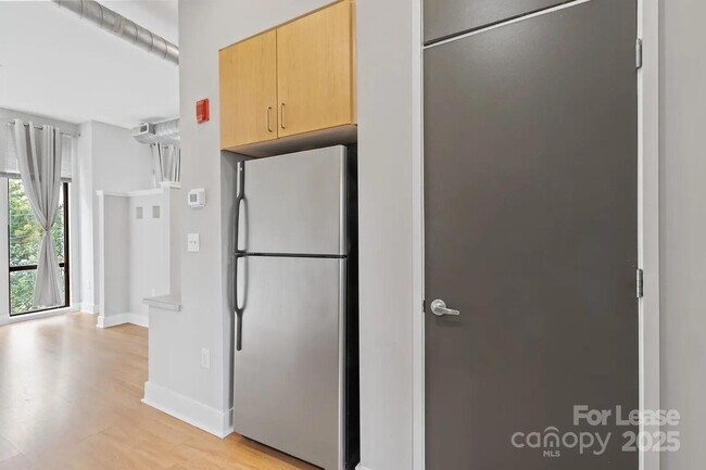 Foto del edificio - 514 W 10th St