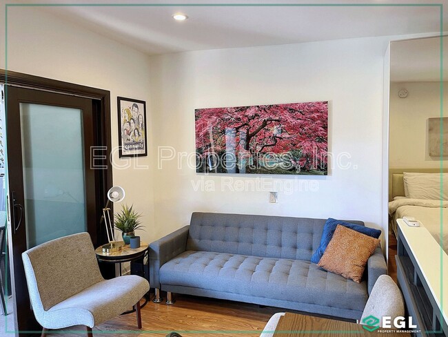 Building Photo - 6657 Lindenhurst Ave