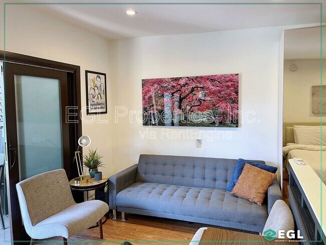Foto del edificio - 6657 Lindenhurst Ave