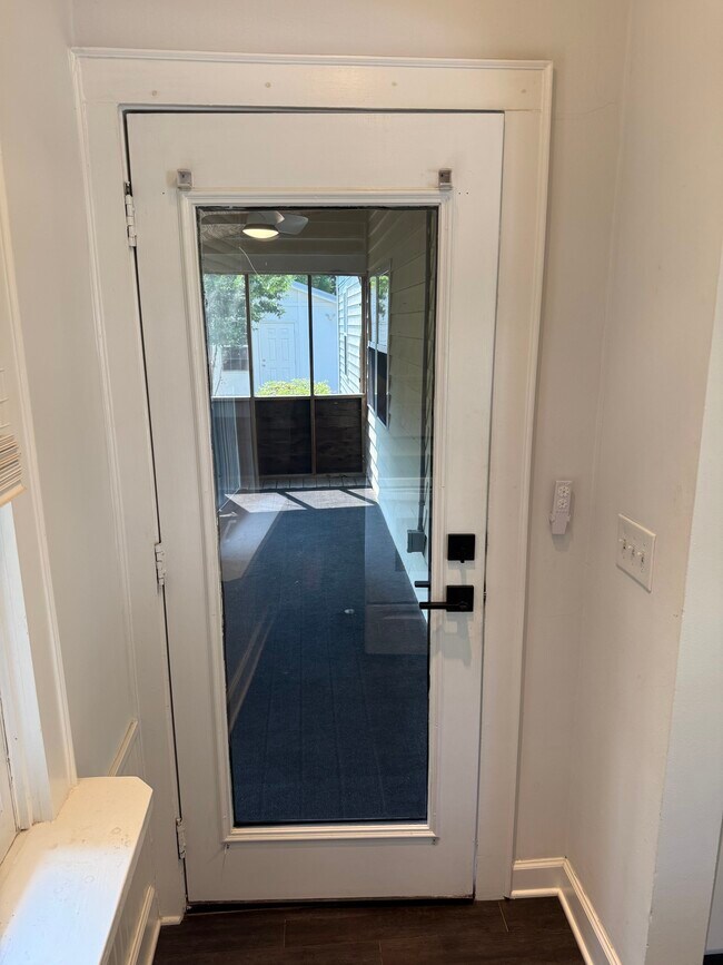 Foto del edificio - 913 Bryan Ave