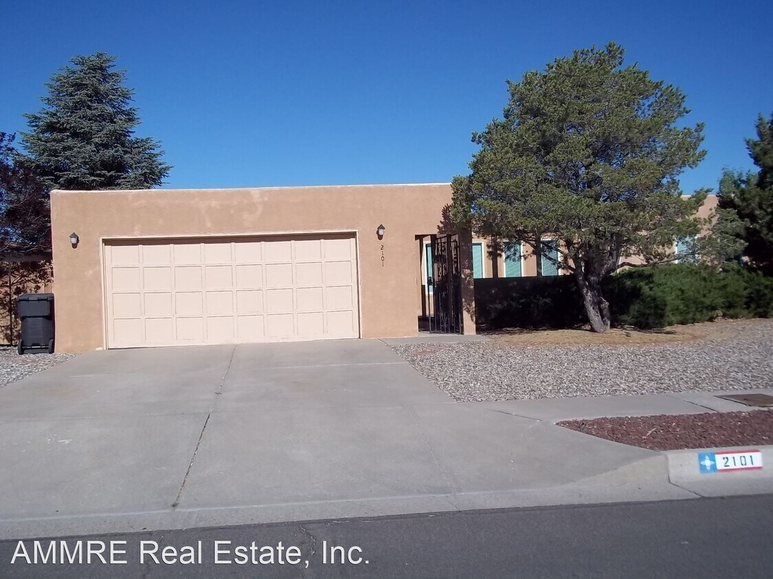 Foto principal - 4 br, 2 bath House - 2101 White Cloud NE