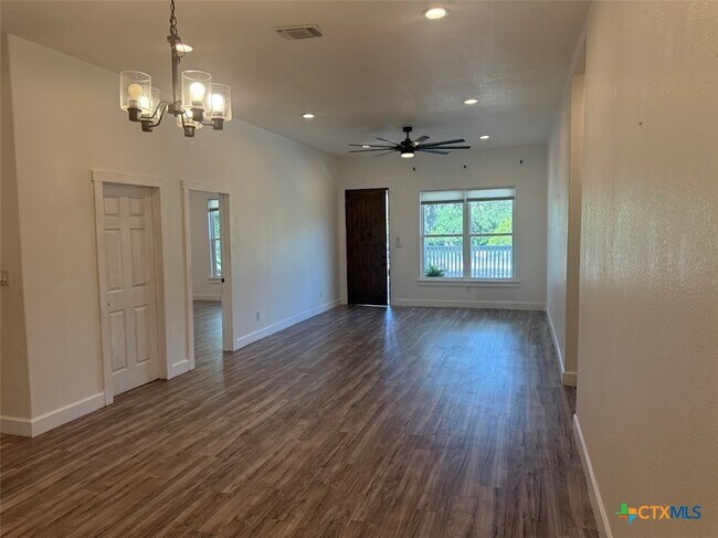 Building Photo - 120 Town View Ln
