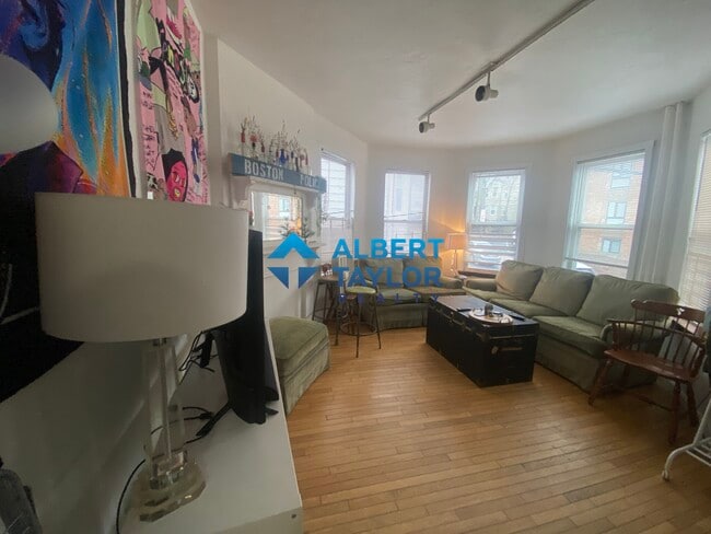 Foto del edificio - 10 Parker Hill Ave