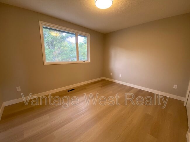 Building Photo - 166 Cariboo Rd