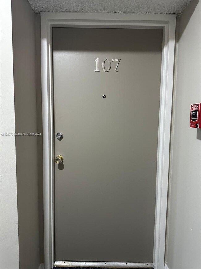 Foto del edificio - 9001 Jacaranda Ln