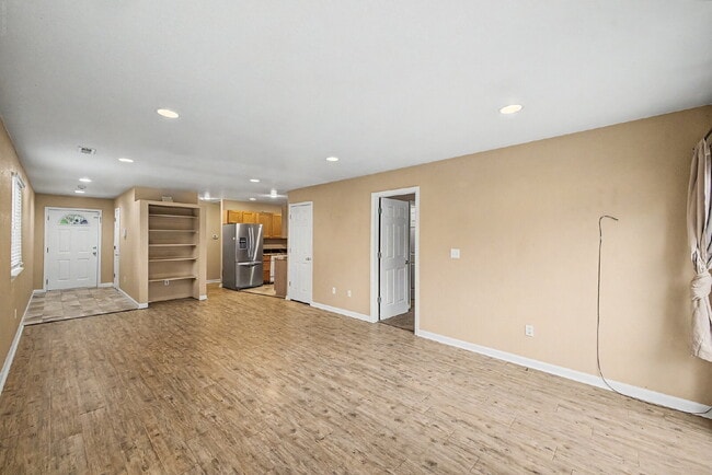 Building Photo - 2073 W Hillside Ave