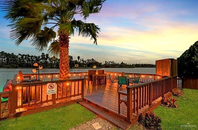 Foto del edificio - 529 Lake Point St